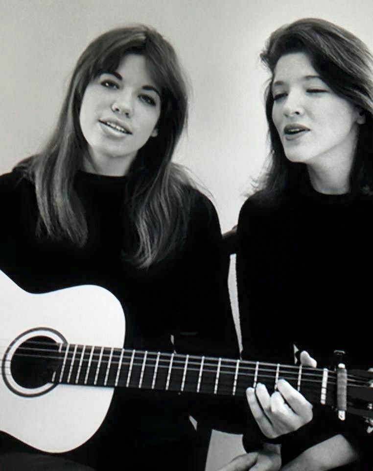 Carly Simon's sisters passed away in the same week