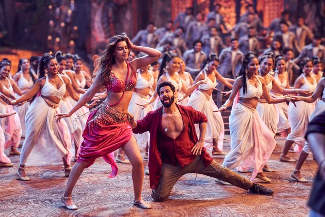 Bhediya movie: Varun Dhawan and Kriti Sanon display their blazing romance